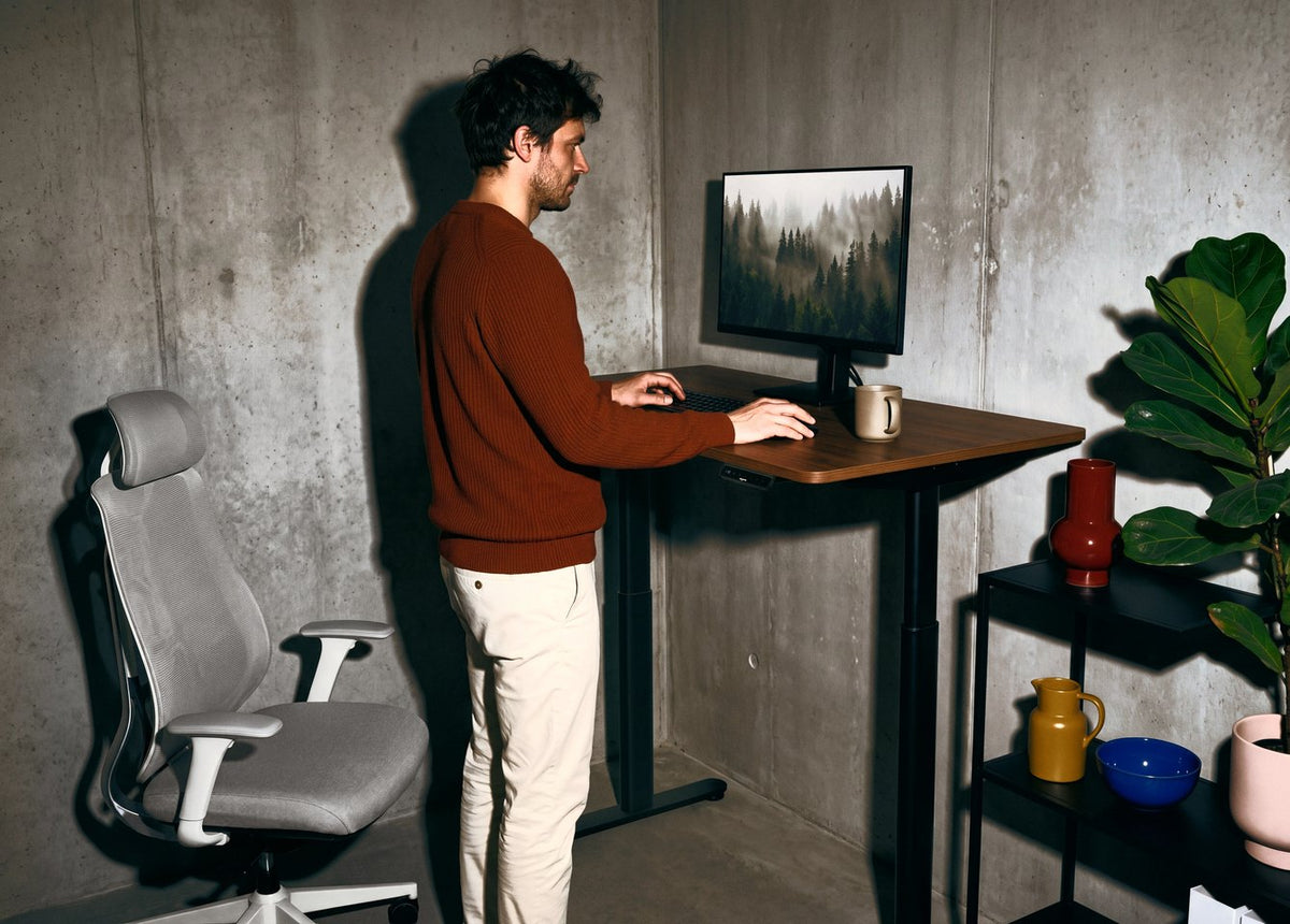 Vyras dirba stovėdamas prie OmniPRO 2.0 stalo