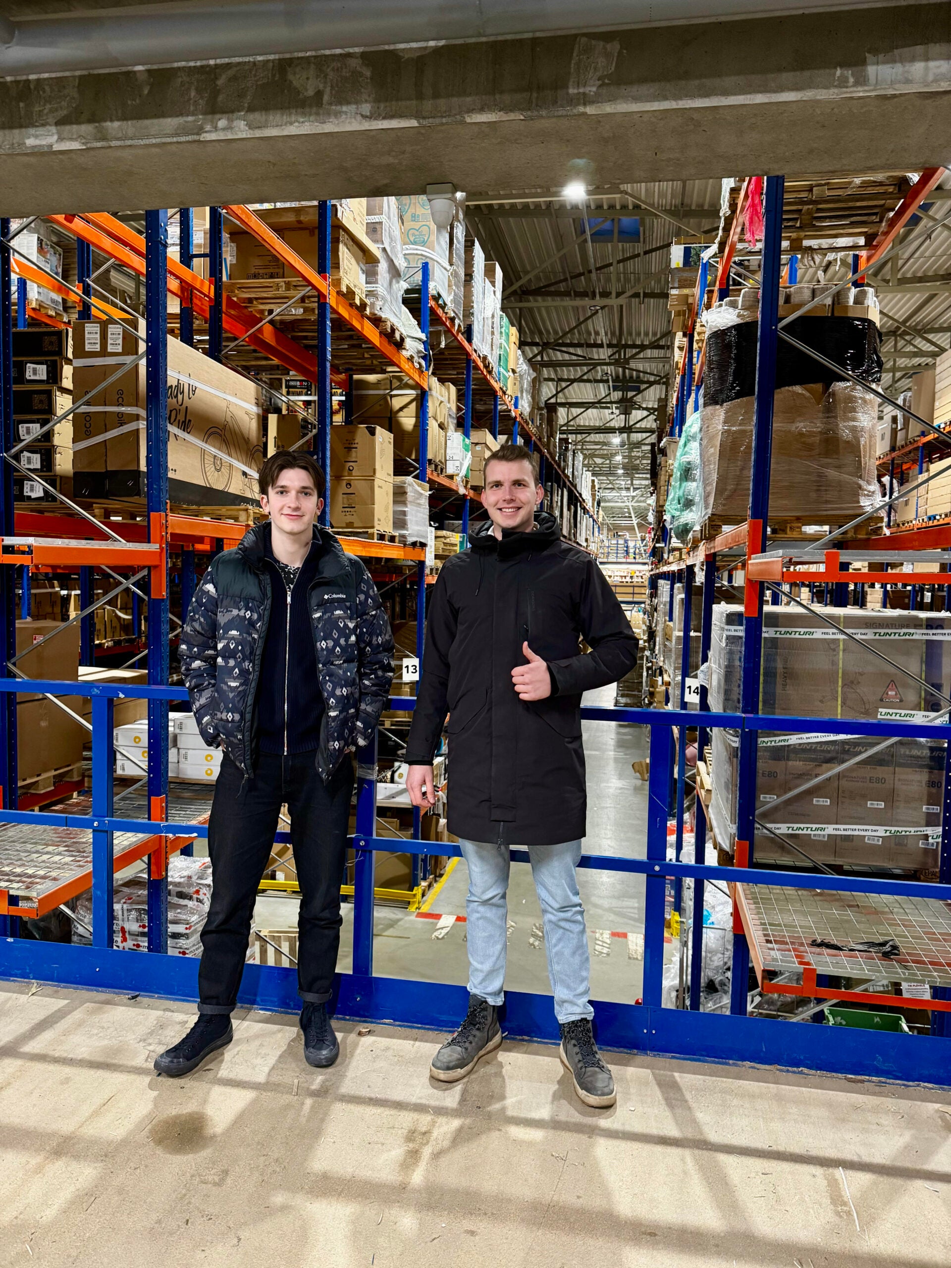 Ergonix įkūrėjai Gustas ir Lukas savo sandėlyje