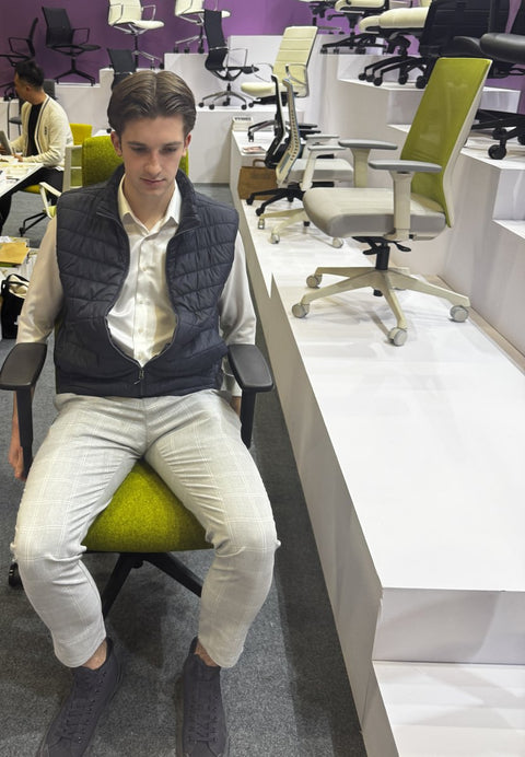 Gustas Šmulkštys bando kito gamintojo kėdę parodoje
