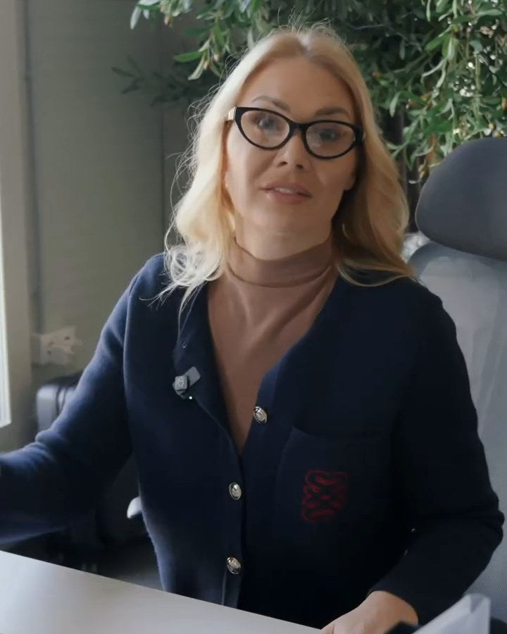Natalija Bunkė sėdi OmniSit Pro kėdėje