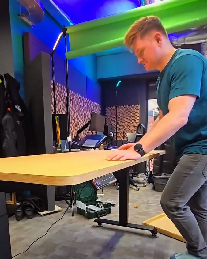 Pracovní místo se stolem Ergonix: Dub · Studio